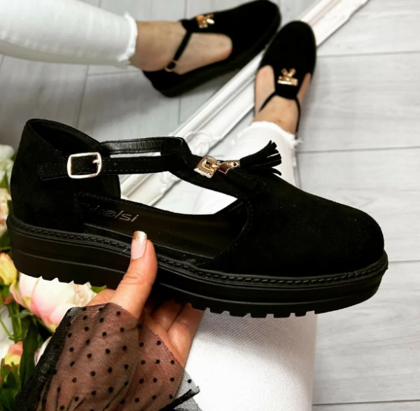 Sepatu Wedges dengan Aksen Rumbai